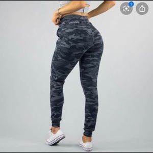 Alphalete camo joggers (S)